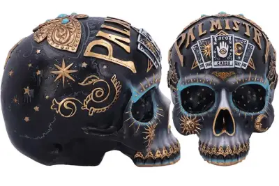 Figurine destiny palmistry skull